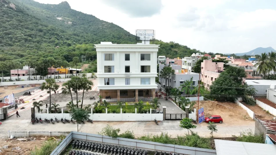 Where Can I Find Clean and Safe Hotels Near Arunachalam Temple?